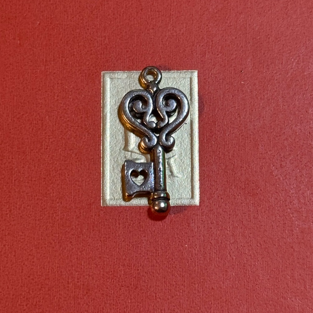 JAMES AVERY RETIRED STERLING SILVER .925 KEY TO MY HEART PENDANT/CHARM